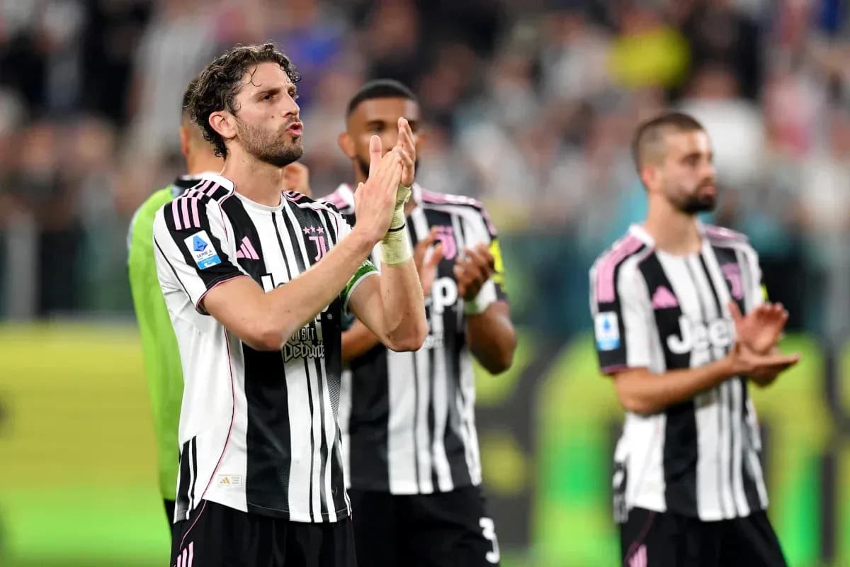 Jugadores de Juventus aplaudiendo tras el partido