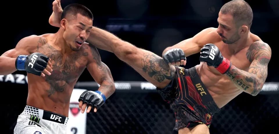 Luchadores en combate durante pelea de UFC