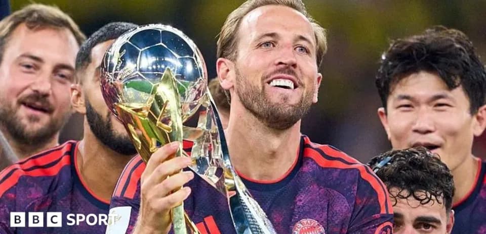 Jugador sosteniendo trofeo con compañeros sonrientes