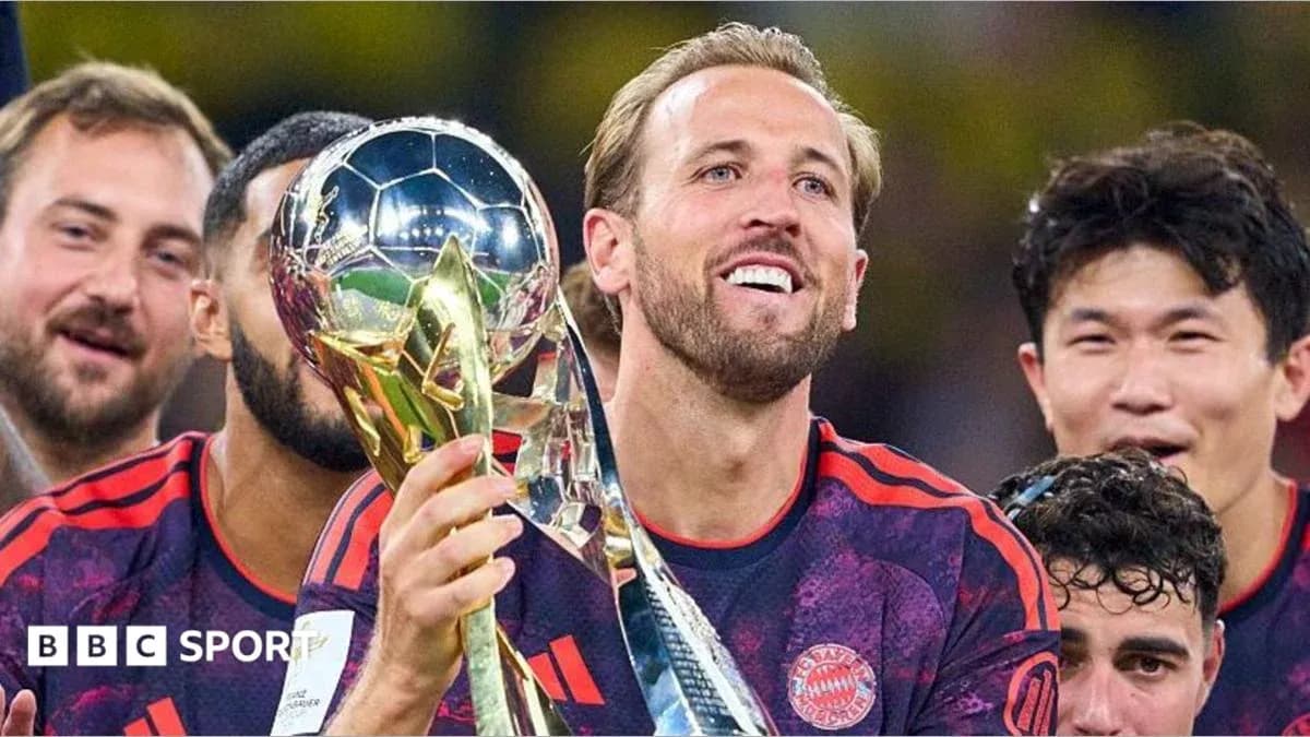 Jugador sosteniendo trofeo con compañeros sonrientes