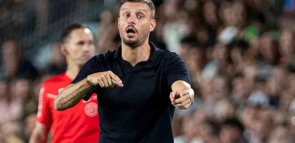 Entrenador dirigiendo a su equipo durante el partido