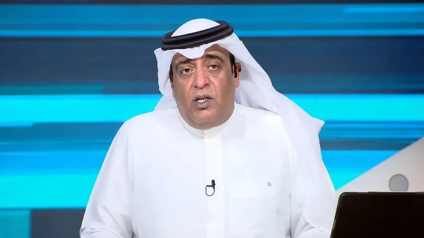 Presentador hablando en un programa deportivo en estudio