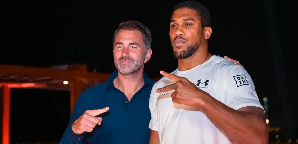 Eddie Hearn y Anthony Joshua posando juntos