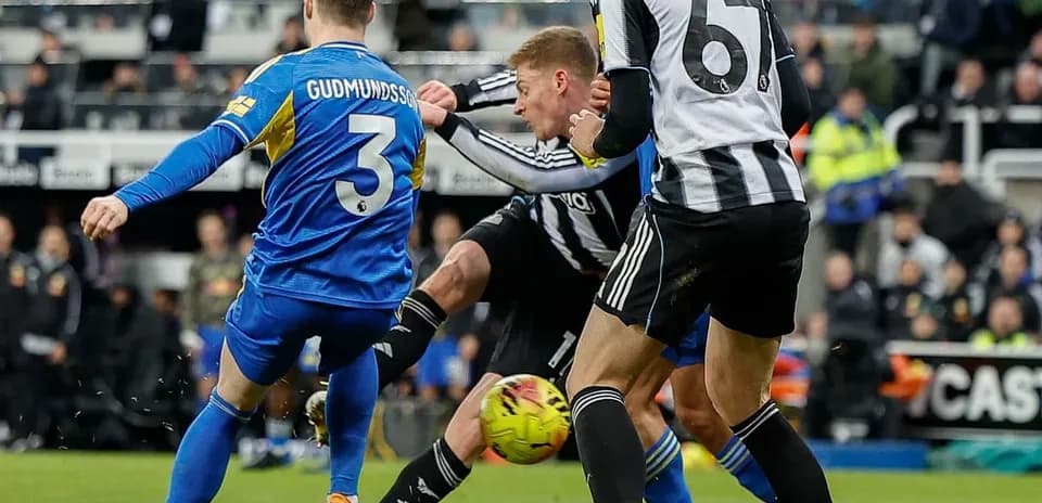 Acción de juego entre Leeds y Newcastle
