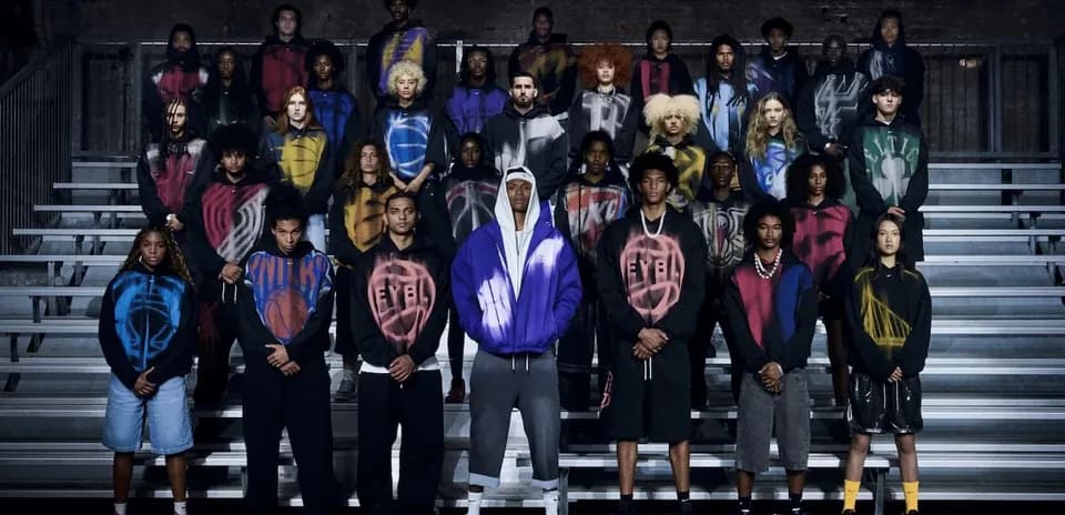 Grupo de modelos con sudaderas en un escenario