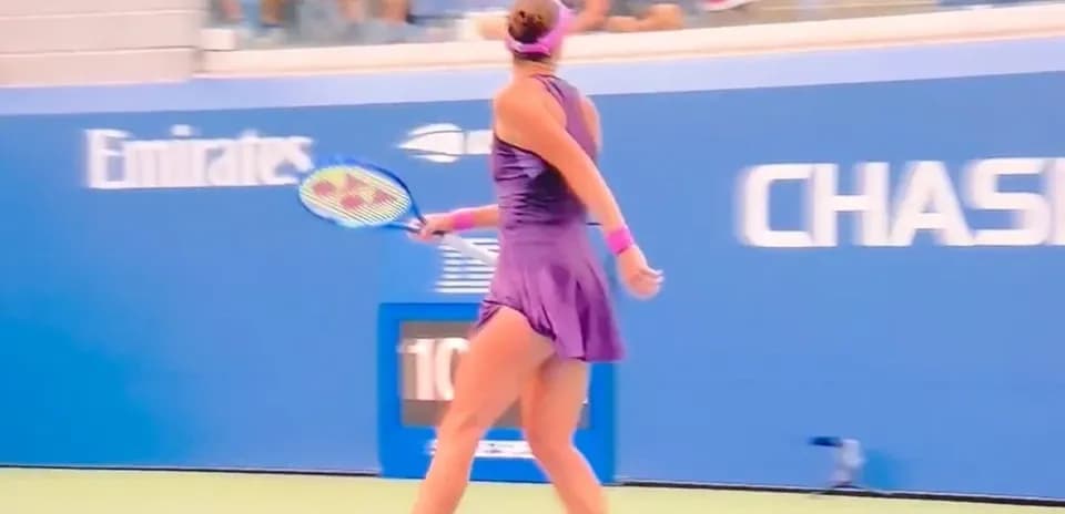 Jugadora de tenis preparando un golpe en la cancha