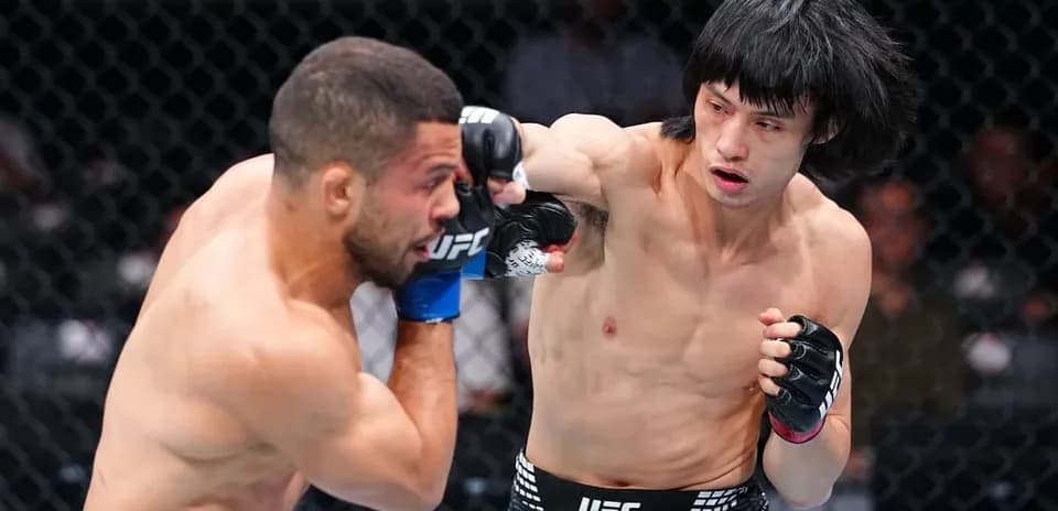 Luchador lanzando un puñetazo durante combate de UFC