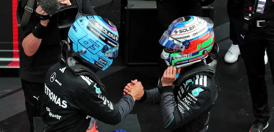 Dos pilotos de Fórmula 1 se saludan en el podio