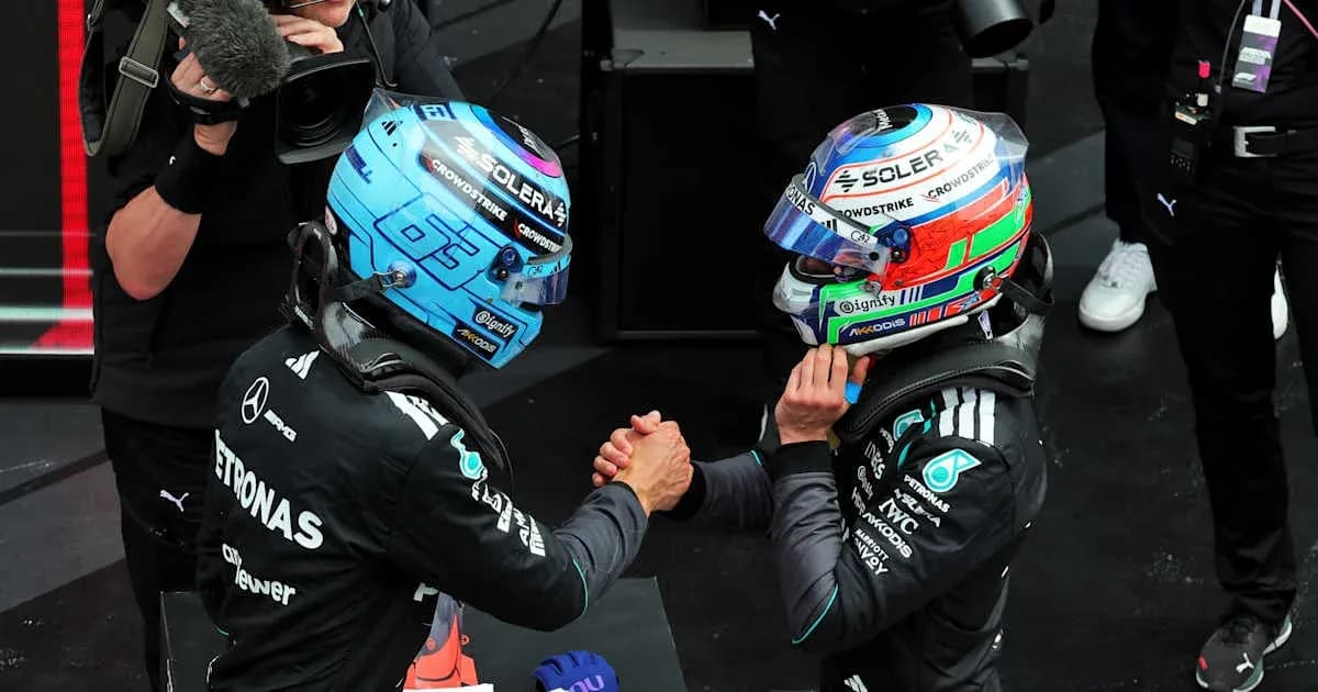 Dos pilotos de Fórmula 1 se saludan en el podio