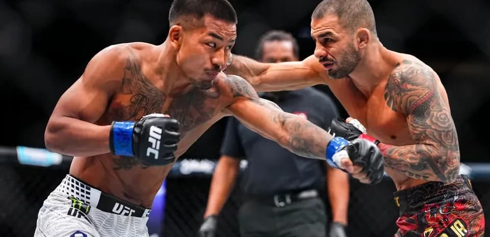 Luchadores de MMA intercambiando golpes en el octágono