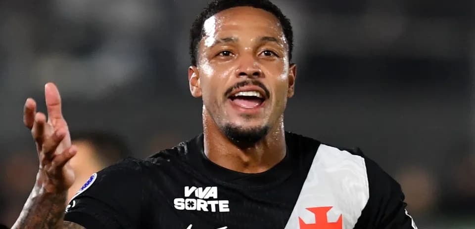 Jugador celebrando en el campo durante un partido