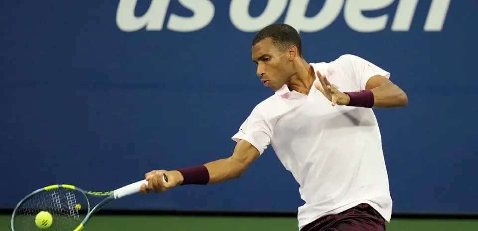 Jugador golpeando la pelota durante el US Open