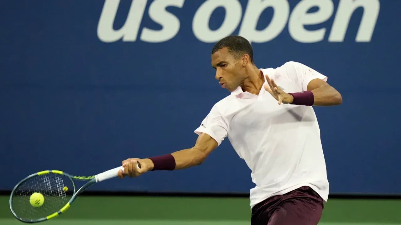 Jugador golpeando la pelota durante el US Open