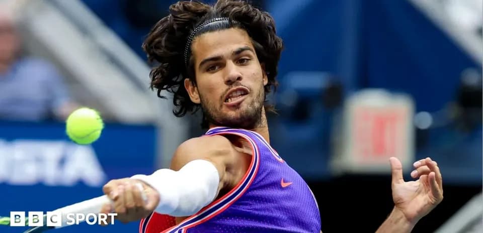 Jugador de tenis golpeando una pelota en torneo