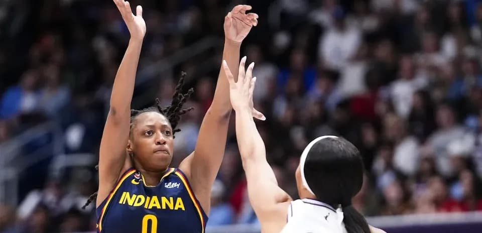 Jugadora de Indiana lanzando el balón durante partido