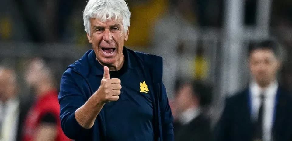 Entrenador dando un pulgar hacia arriba durante el partido