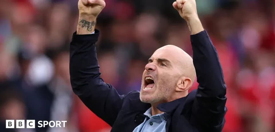 Entrenador celebrando durante un partido de fútbol