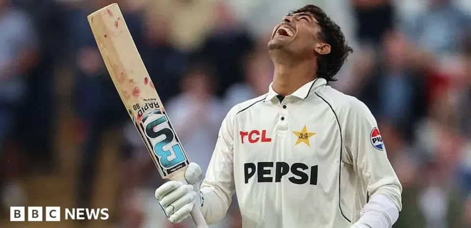 Jugador de cricket celebrando con un bate en mano