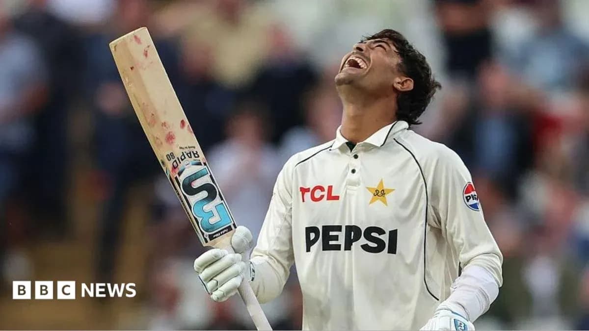 Jugador de cricket celebrando con un bate en mano