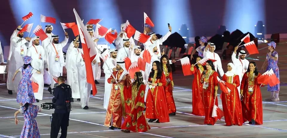 Delegación de Bahréin en ceremonia de apertura con banderas