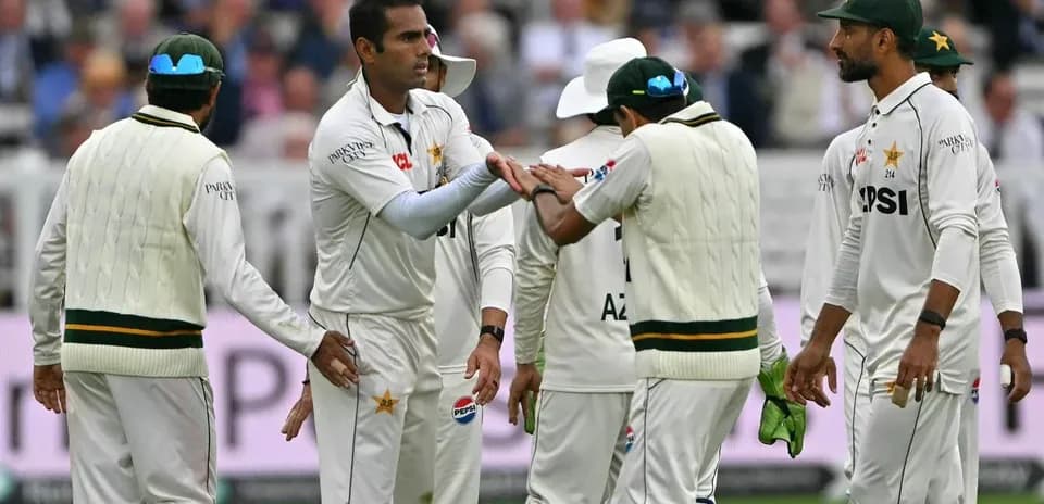 Jugadores de Pakistán celebrando una wicket en partido