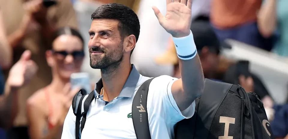 Jugador de tenis saludando al público después del partido