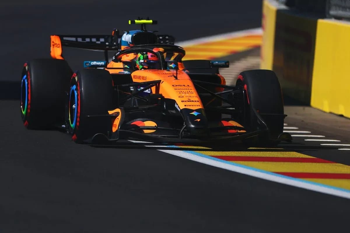 Coche de Fórmula 1 de McLaren en la pista