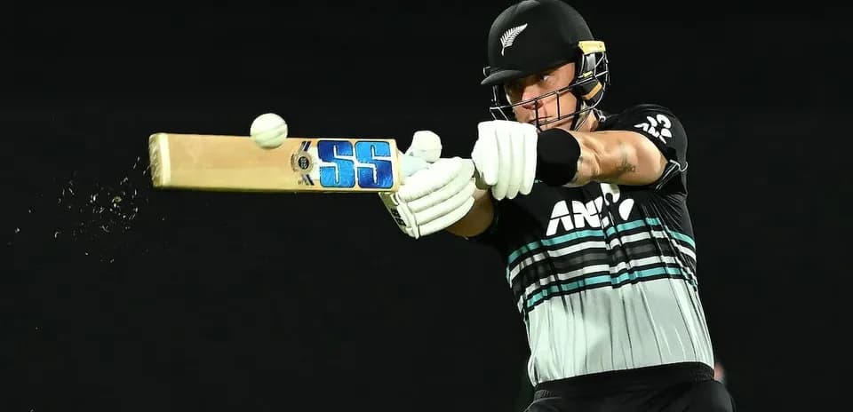 Jugador de cricket golpeando la pelota con el bate