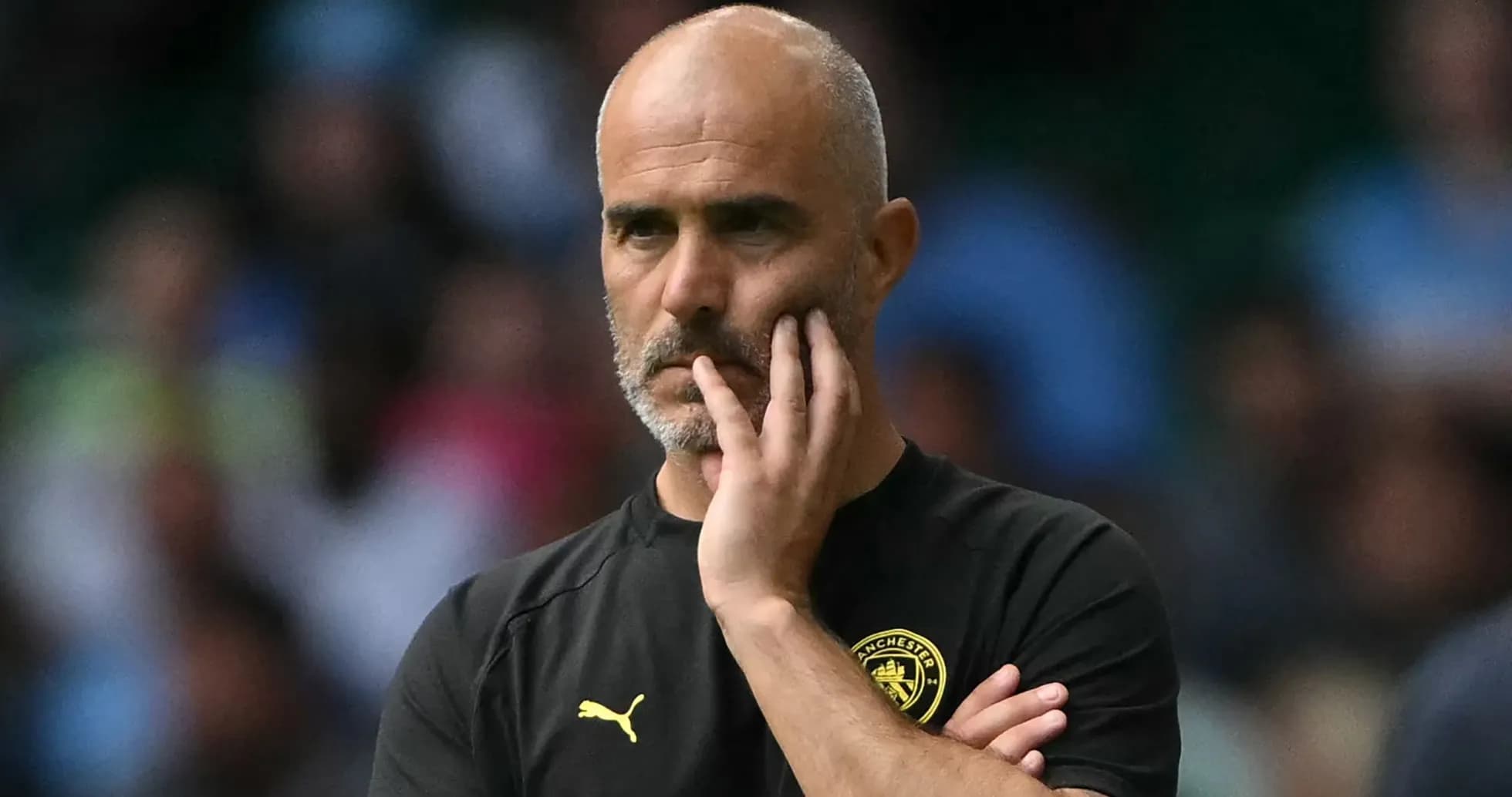 Entrenador pensativo durante un partido de fútbol