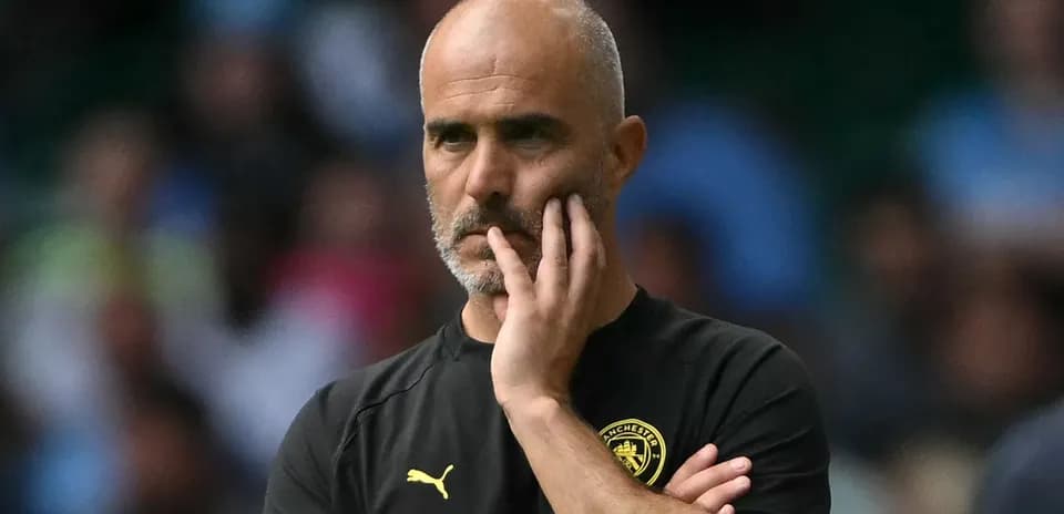 Entrenador pensativo durante un partido de fútbol