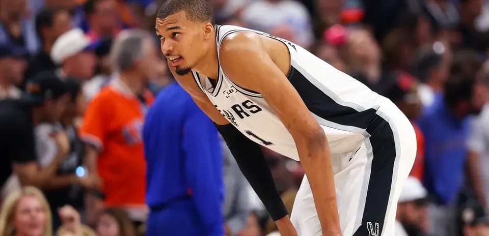 Jugador de baloncesto de los Spurs en acción