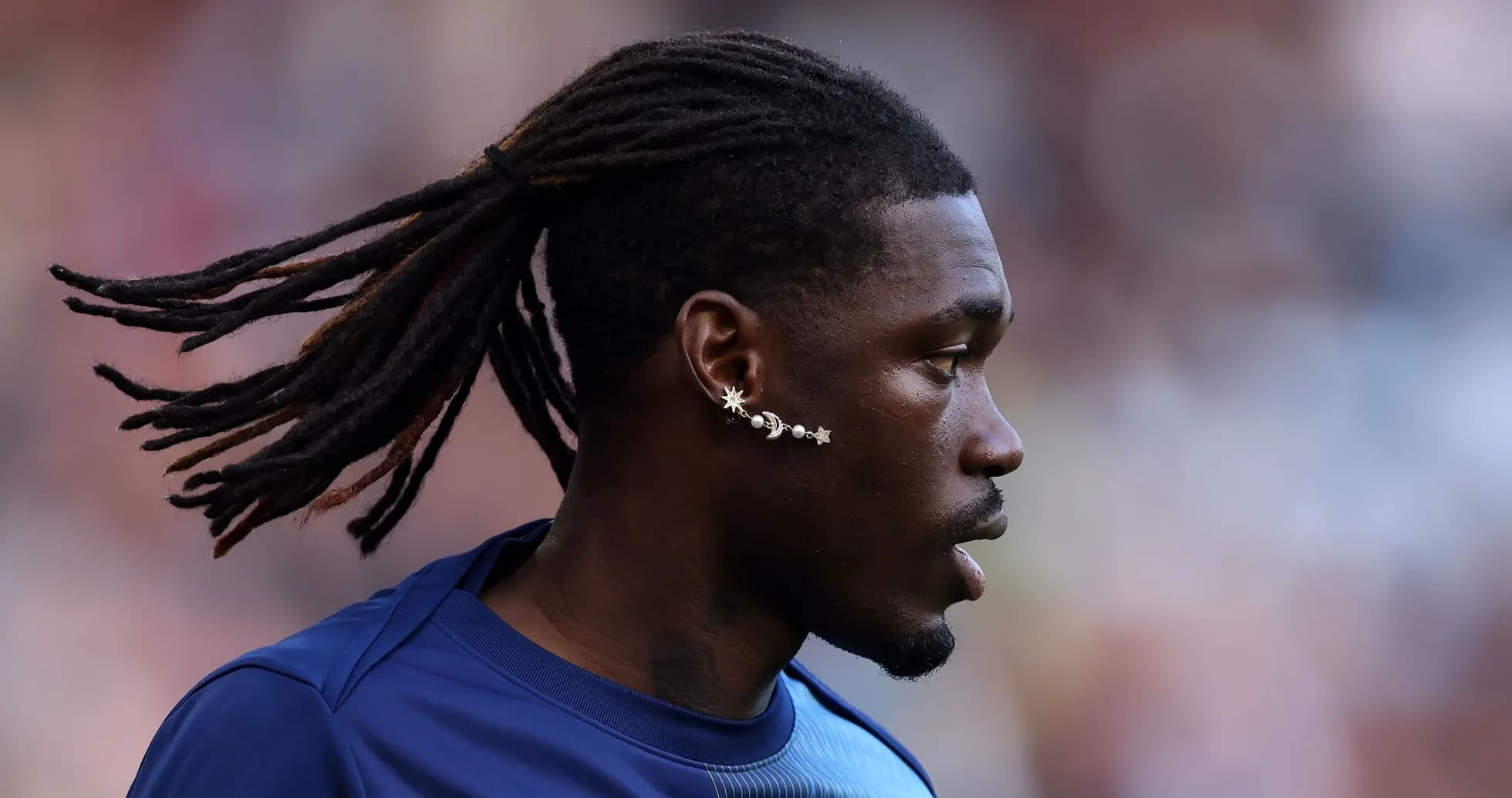 Jugador con rastas y arete en la oreja