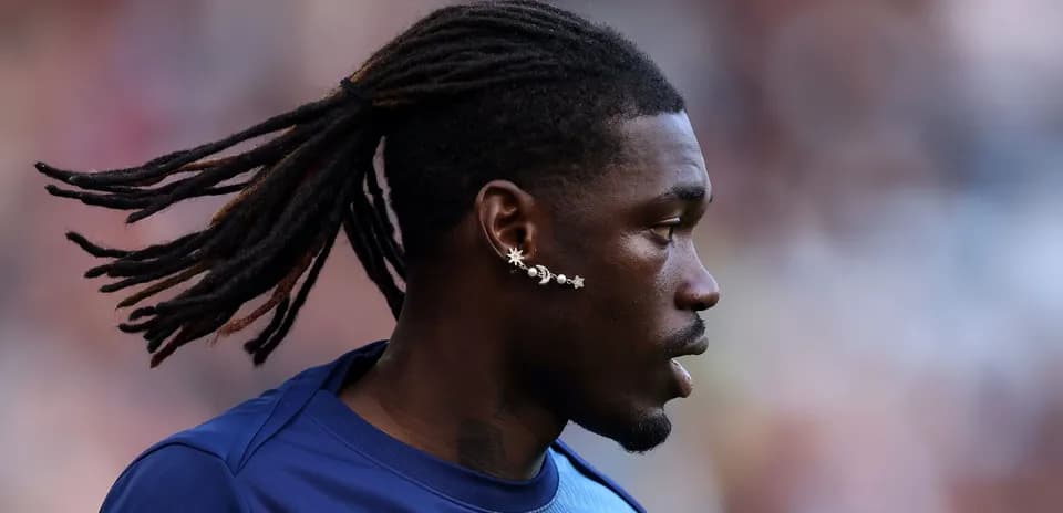 Jugador con rastas y arete en la oreja
