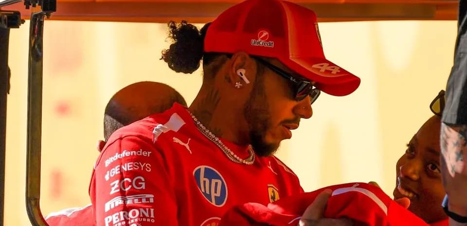 Piloto de Fórmula 1 con camiseta de Ferrari en paddock