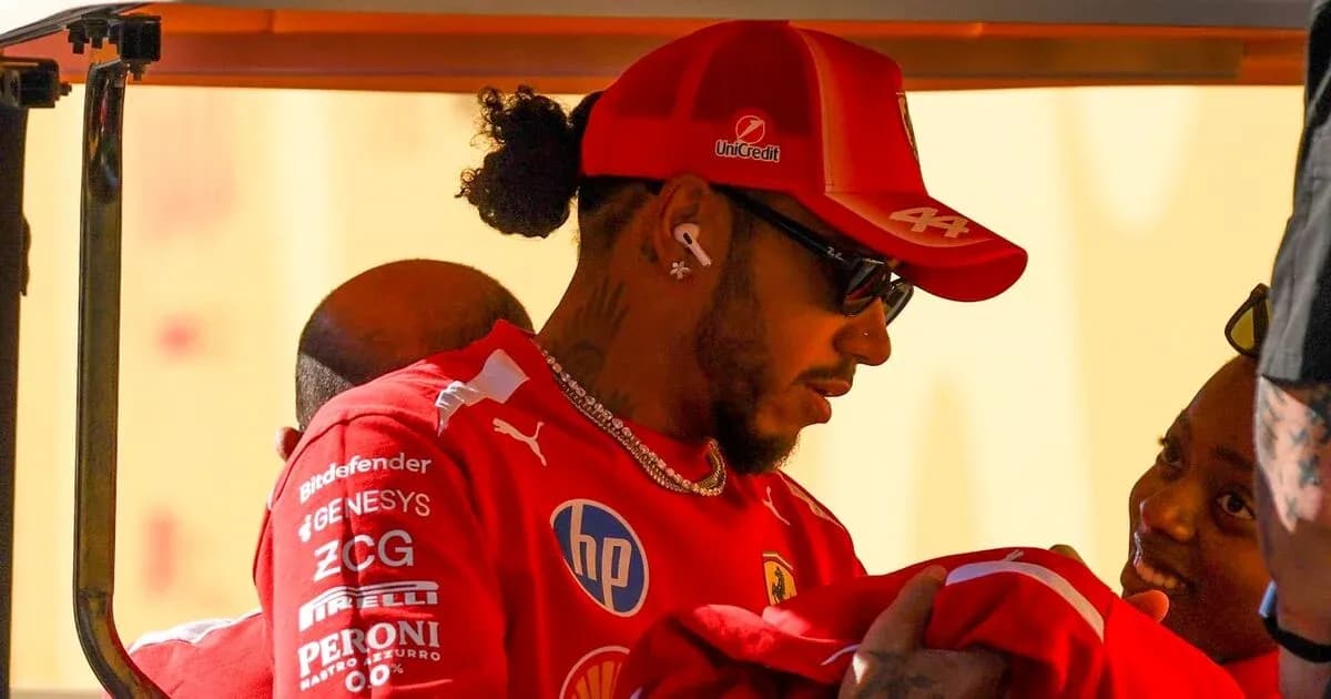 Piloto de Fórmula 1 con camiseta de Ferrari en paddock