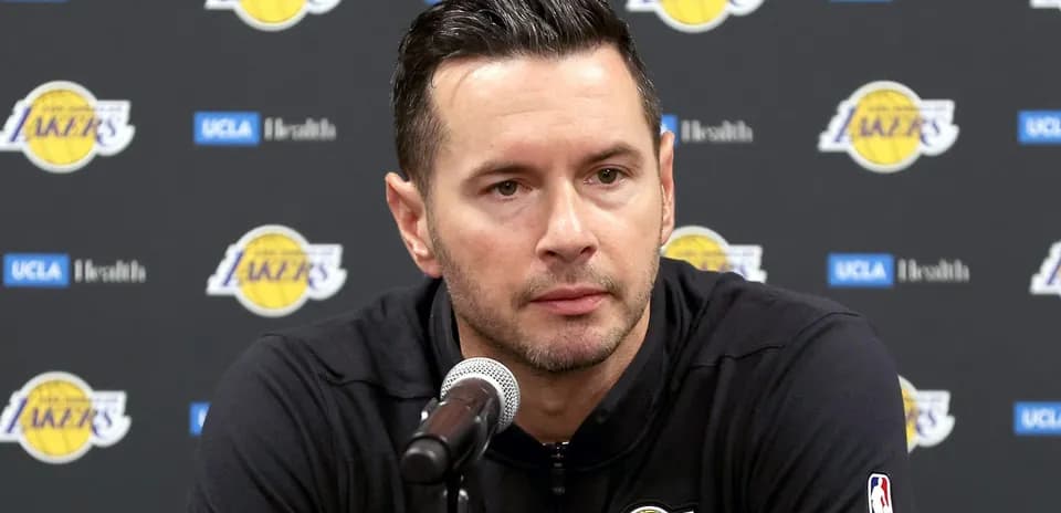 Entrenador hablando en conferencia de prensa de los Lakers