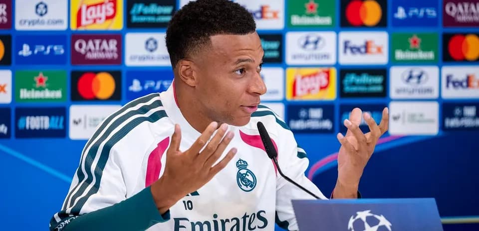 Jugador hablando en conferencia de prensa de Champions