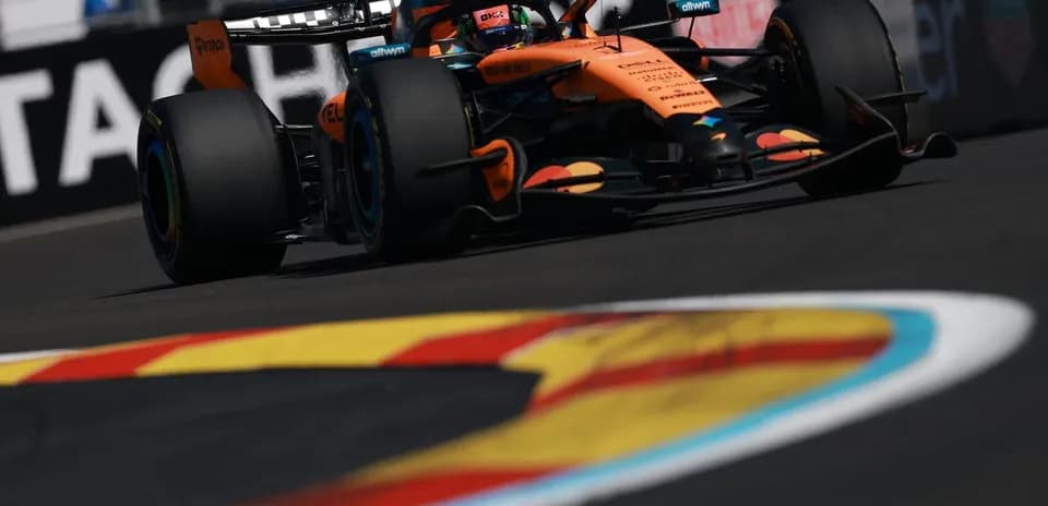 Coche de Fórmula 1 en curva durante la carrera