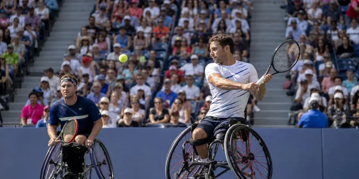 Jugadores en silla de ruedas durante un partido de tenis Jugadores en silla de ruedas durante un partido de tenis