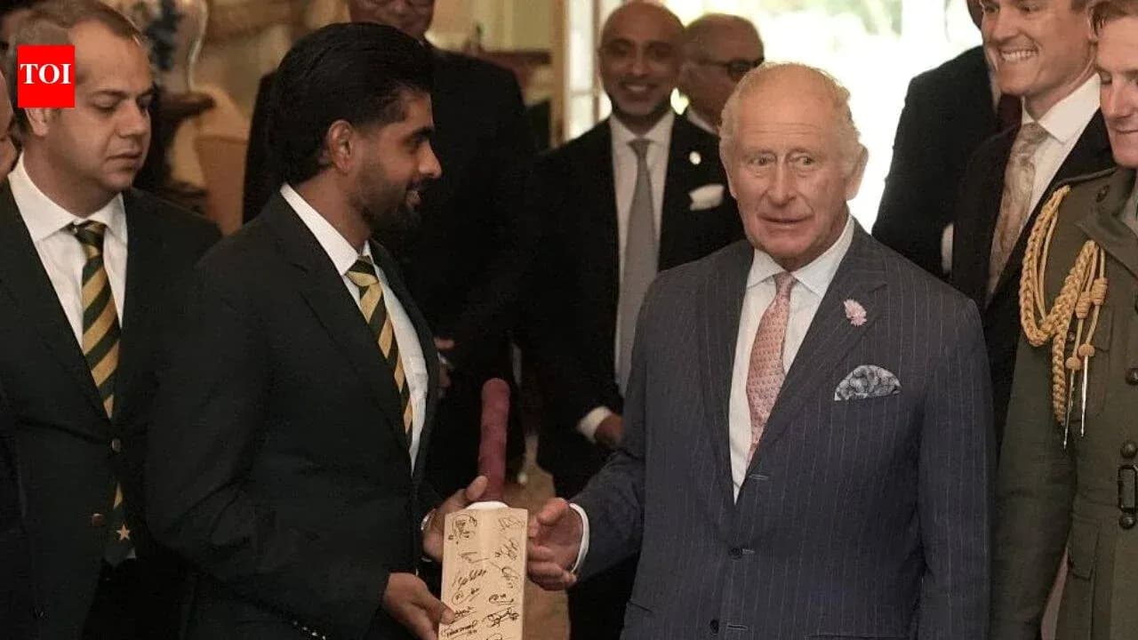 Jugadores de cricket entregando un obsequio al rey
