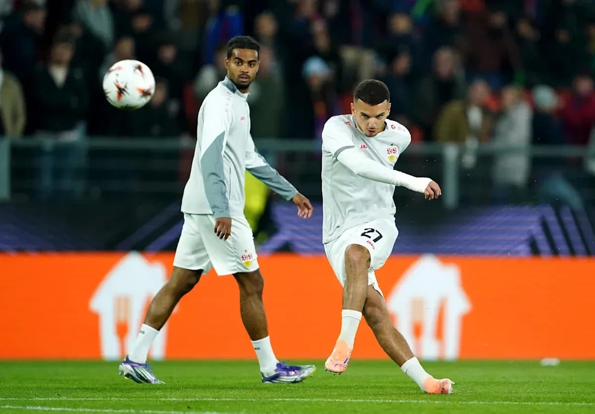 Jugador practicando un tiro con balón en el campo