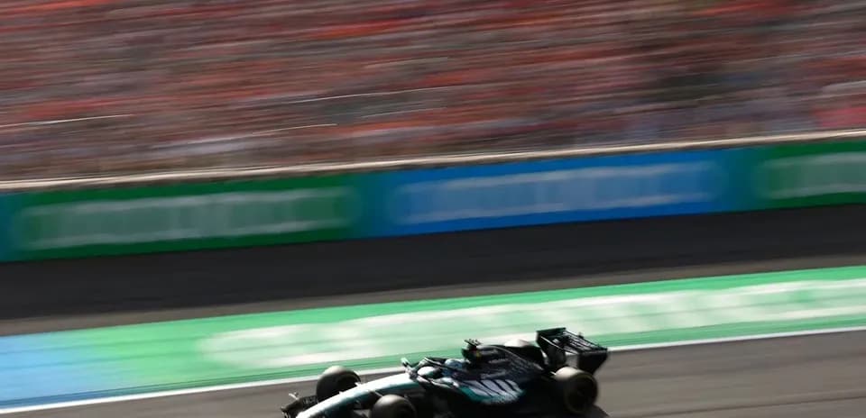 Coche de Fórmula 1 en carrera en circuito