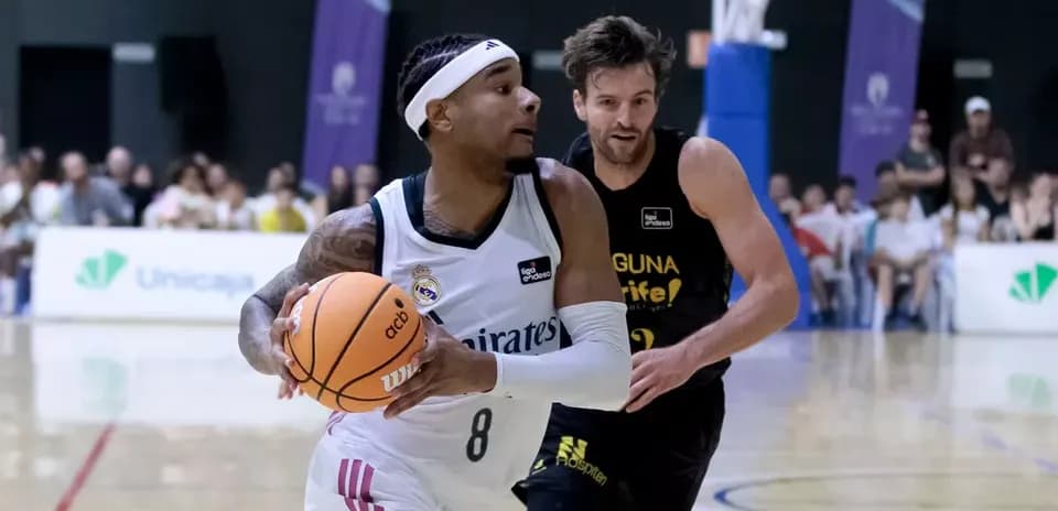 Jugador de baloncesto con balón siendo perseguido