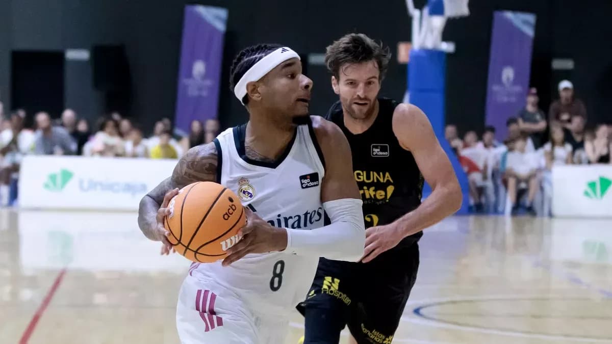 Jugador de baloncesto con balón siendo perseguido