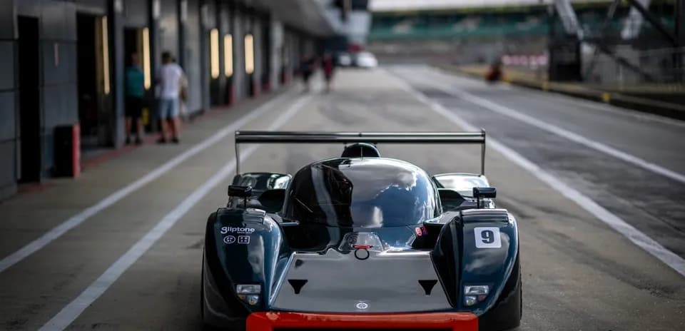 Auto de carreras en el pit lane del circuito