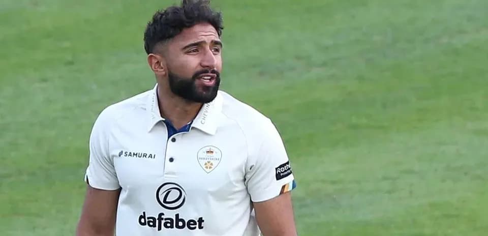 Jugador de cricket en uniforme durante un partido