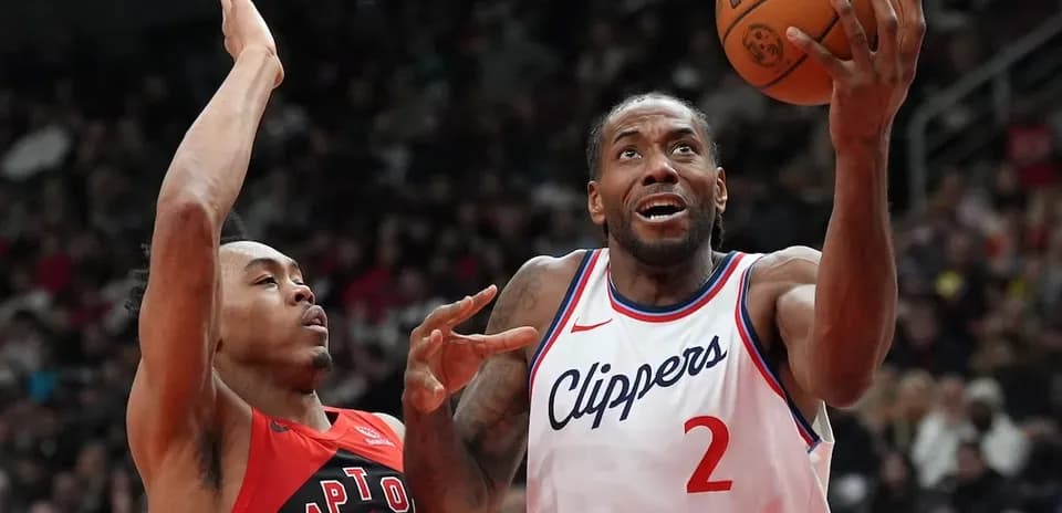 Jugador de Clippers lanzando a canasta contra Raptors