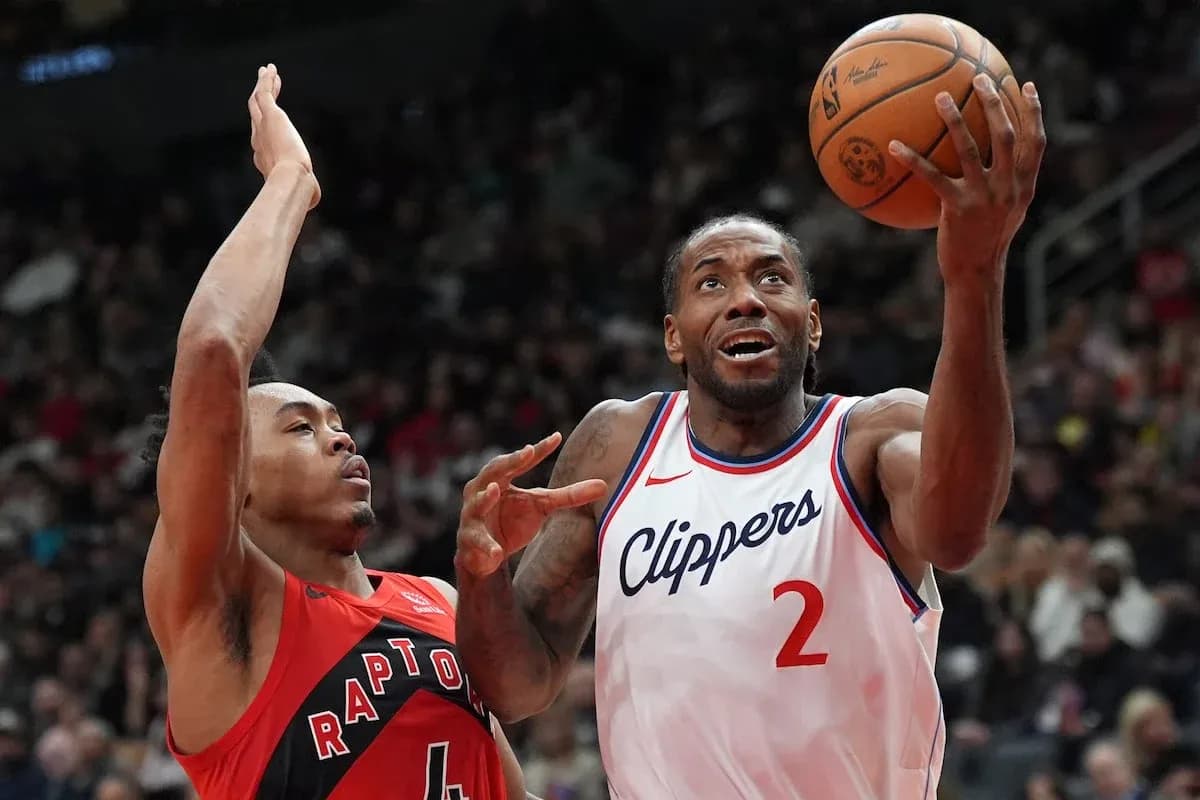 Jugador de Clippers lanzando a canasta contra Raptors