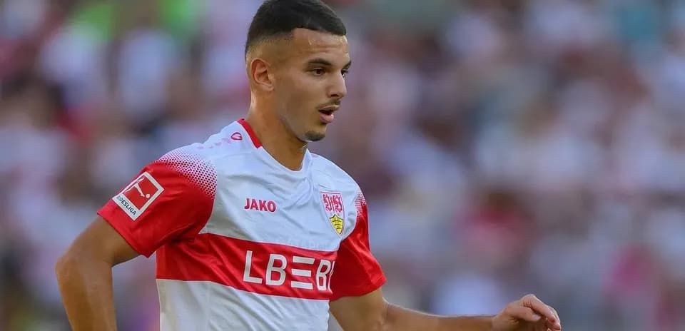 Jugador de Stuttgart corriendo en el campo de juego
