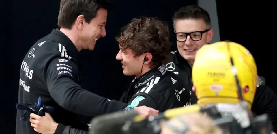 Toto Wolff abrazando a joven piloto en el podio